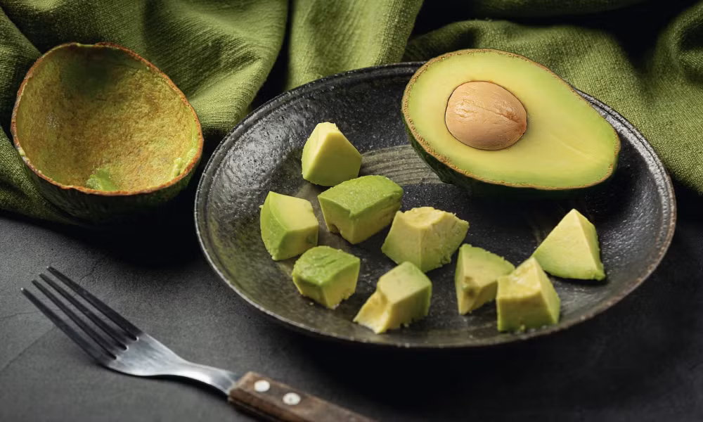 Nếu muốn bổ sung chất béo lành mạnh, bơ là gợi ý phù hợp. Chất béo không bão hòa trong bơ giúp làm chậm quá trình làm rỗng dạ dày, từ đó hạn chế tốc độ hấp thu cồn. Ngoài ra, bơ giàu kali – khoáng chất dễ bị mất khi uống rượu do cơ thể tăng bài tiết nước tiểu. Việc bổ sung kali sớm giúp giảm tình trạng mệt mỏi, khát nước và chuột rút sau khi uống. Ảnh minh họa/Nguồn internet