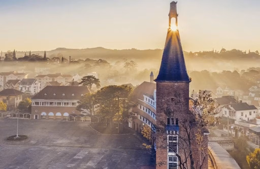 Không chỉ nhờ khí hậu mát lành, Đà Lạt còn hút khách bởi cảnh sắc lãng mạn, kiến trúc Pháp cổ kính và chuỗi lễ hội – văn hóa đặc sắc. Ảnh artishotel