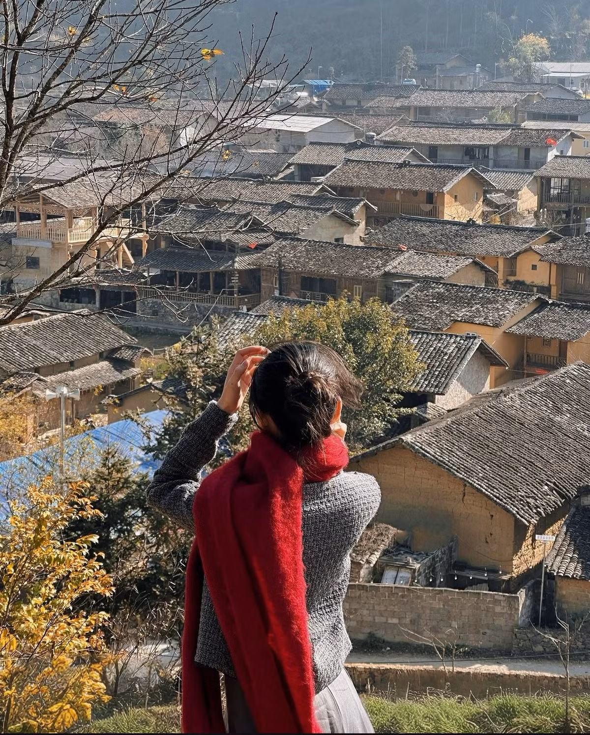 Theo ghi nhận, thời tiết dịp cuối tuần thuận lợi, nắng đẹp và hanh khô, tạo điều kiện thuận lợi cho du khách di chuyển và chụp ảnh. Tuy nhiên, lượng người đông cùng thời điểm khiến một số tuyến đường đèo, dốc dẫn vào làng và các điểm check-in nổi tiếng xảy ra ùn tắc. Ảnh Internet