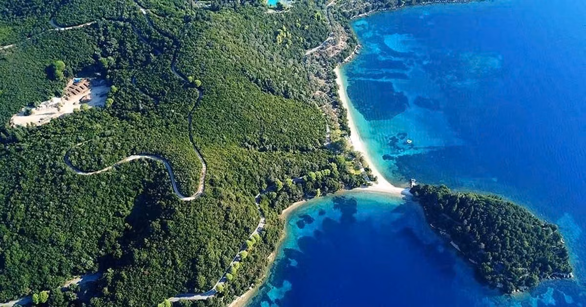 Đảo Skorpios, Hy Lạp – Di sản của giới quý tộc: Skorpios nằm trên biển Ionian, nổi tiếng là nơi diễn ra đám cưới giữa Jacqueline Kennedy và tỷ phú Aristotle Onassis năm 1968. Sau này, hòn đảo được tỷ phú người Nga Dmitry Rybolovleva mua lại với giá hơn 150 triệu USD, và đang được tái thiết thành khu nghỉ dưỡng 5 sao với biệt thự, spa, sân golf, nhà hát và cả bến du thuyền riêng. Ảnh Phương Hà