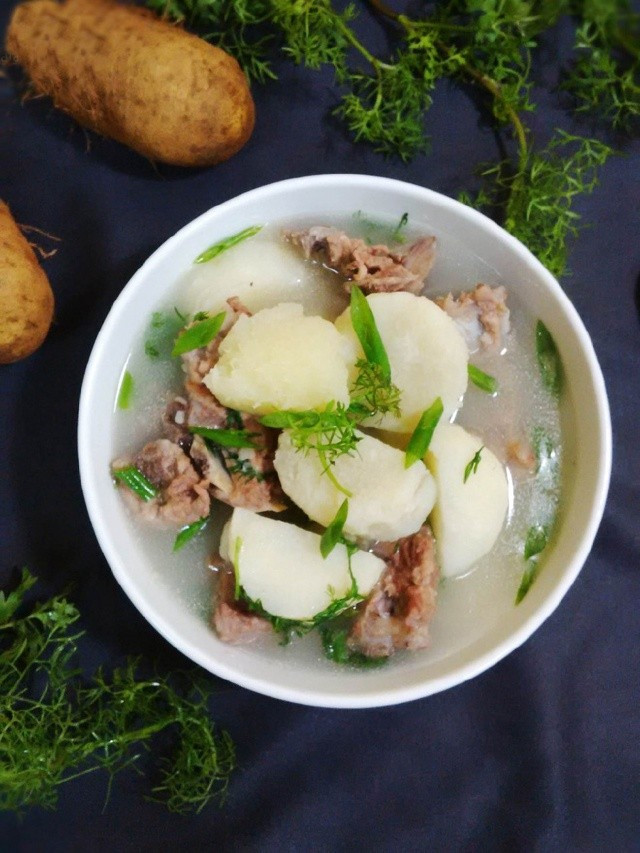 Với giá trị dinh dưỡng cao, cách nấu đơn giản, lại dễ chế biến, món canh khoai từ nấu sườn non xứng đáng có mặt trong thực đơn hàng tuần của các gia đình. Một món ăn bình dị, nhưng đủ để nâng niu sức khỏe và kết nối những khoảnh khắc ấm áp cùng người thân. Ảnh minh họa