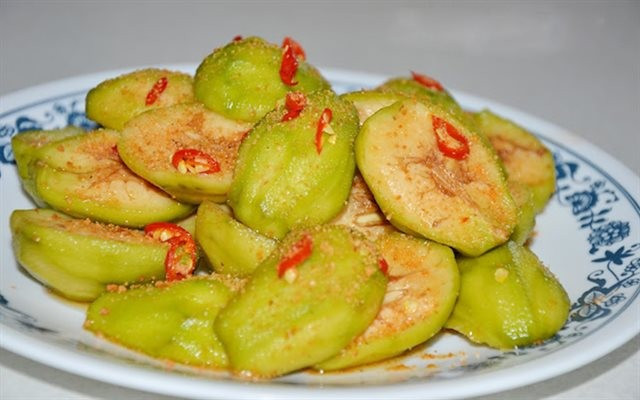 Phốt pho trong quả cóc giúp duy trì xương và răng chắc khỏe, trong khi vitamin C hỗ trợ kiểm soát cholesterol, giảm nguy cơ sỏi mật. Ảnh minh họa