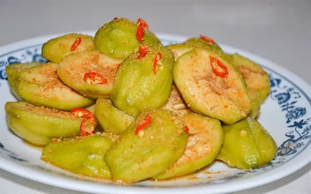 Phốt pho trong quả cóc giúp duy trì xương và răng chắc khỏe, trong khi vitamin C hỗ trợ kiểm soát cholesterol, giảm nguy cơ sỏi mật. Ảnh minh họa