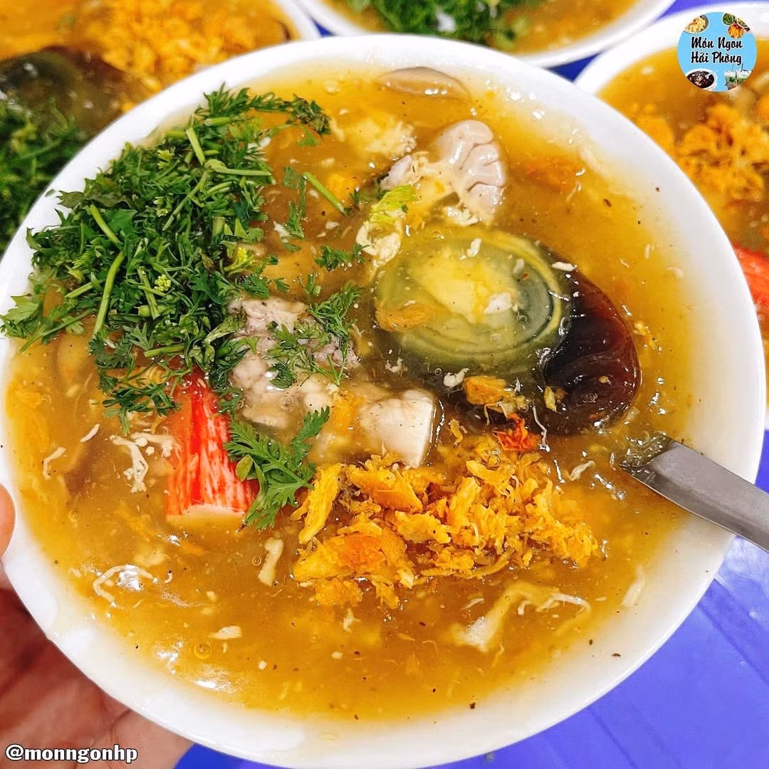 Địa chỉ được nhiều thực khách ưa chuộng: Súp cua Ngã Năm, Bún Cù Kỳ. Ảnh monngonhaiphong