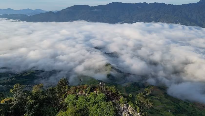 Nằm giữa cao nguyên Mộc Châu rộng lớn, đỉnh Mu Náu được xem là “nóc nhà” của vùng đất này đang dần trở thành tọa độ check-in mới, thu hút đông đảo du khách yêu thiên nhiên và đam mê săn mây. Với tầm nhìn khoáng đạt, không gian hoang sơ và những khoảnh khắc bình minh, hoàng hôn ấn tượng, Mu Náu mang đến trải nghiệm rất khác so với các điểm tham quan quen thuộc của Mộc Châu. Ảnh vntravellive
