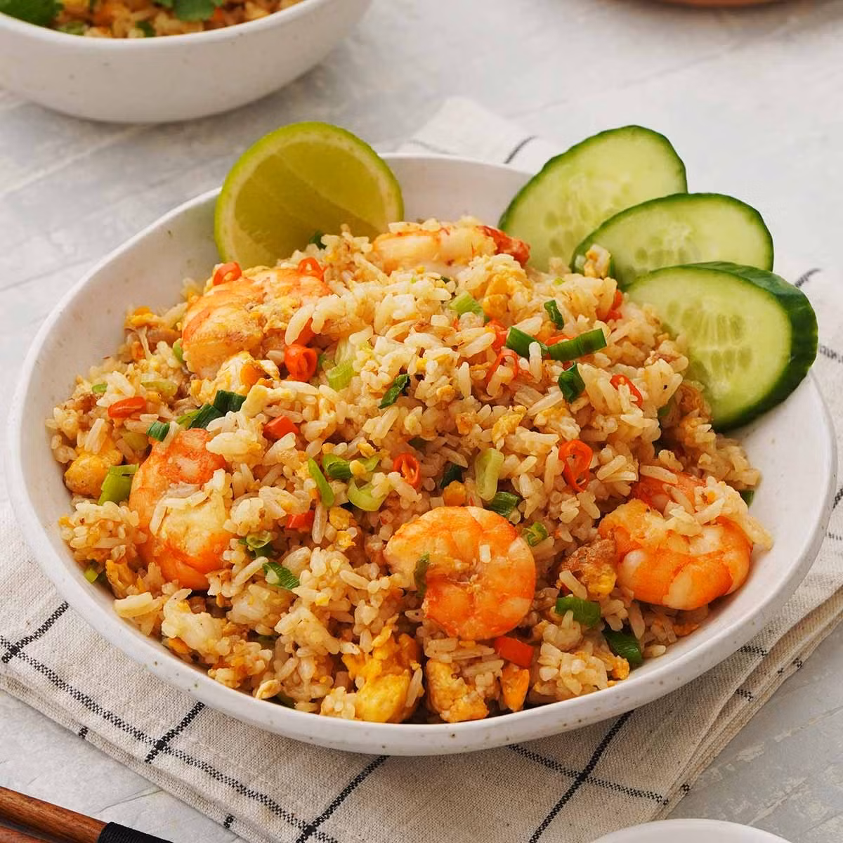 Khao Pad là món cơm chiên nổi tiếng của Thái Lan, được chế biến từ cơm lạnh chiên với các nguyên liệu như thịt, tôm, trứng và gia vị Thái đặc trưng. Món ăn này không chỉ dễ ăn mà còn rất hợp khẩu vị của du khách, đặc biệt là những ai thích các món cơm chiên. Ảnh Khin Kitchen