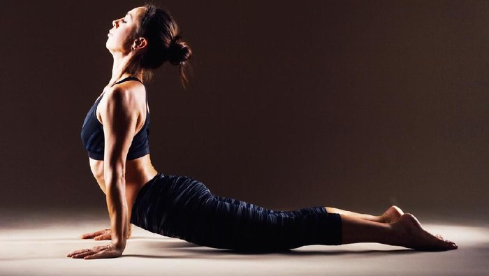 Ngoài ra, yoga và các động tác kéo giãn cơ như tư thế “rắn hổ mang”, “em bé” hay “ngọn núi” giúp cột sống linh hoạt, cải thiện tư thế và hỗ trợ xương phát triển. Thực hiện đều đặn mỗi ngày không chỉ tăng chiều cao mà còn giúp cơ thể dẻo dai, giữ vóc dáng thon gọn. Ảnh minh họa