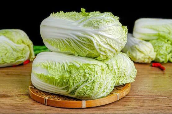 Ngoài ra, độ lớn của gốc cũng ảnh hưởng đến chất lượng rau: gốc nhỏ thường đi kèm phần lá mỏng, mọng nước, dễ ra nước khi nấu và vị nhạt, trong khi gốc to cho phần bẹ dày, giòn, ít nước và giữ được độ ngọt đặc trưng khi xào hay hấp. Việc quan sát gốc giúp người mua tránh lãng phí và chọn được cây cải tươi lâu hỏng. Ảnh minh họa