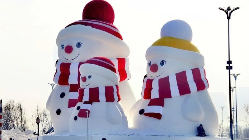 Sự kiện diễn ra song song với Lễ hội Băng Tuyết Quốc tế Cáp Nhĩ Tân, nơi tổ chức các cuộc thi điêu khắc băng quốc tế, mang đến không khí lễ hội sôi động, thu hút du khách từ khắp nơi trên thế giới. Ảnh giaoducvathoidai