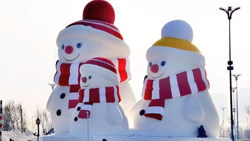 Sự kiện diễn ra song song với Lễ hội Băng Tuyết Quốc tế Cáp Nhĩ Tân, nơi tổ chức các cuộc thi điêu khắc băng quốc tế, mang đến không khí lễ hội sôi động, thu hút du khách từ khắp nơi trên thế giới. Ảnh giaoducvathoidai