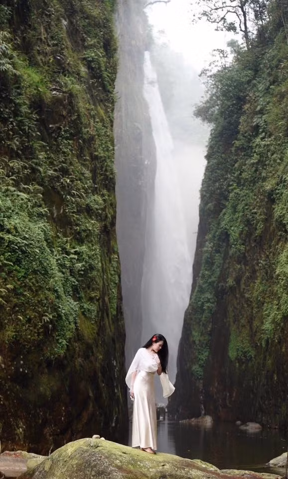 Mặc dù đường đến thác không quá khó, nhưng vì khu vực này chưa phát triển mạnh về du lịch, bạn cần chuẩn bị đầy đủ nước uống và đồ ăn cho một chuyến đi dài, kết hợp với việc khám phá thiên nhiên và tận hưởng không khí trong lành. Ảnh Check in Việt Nam