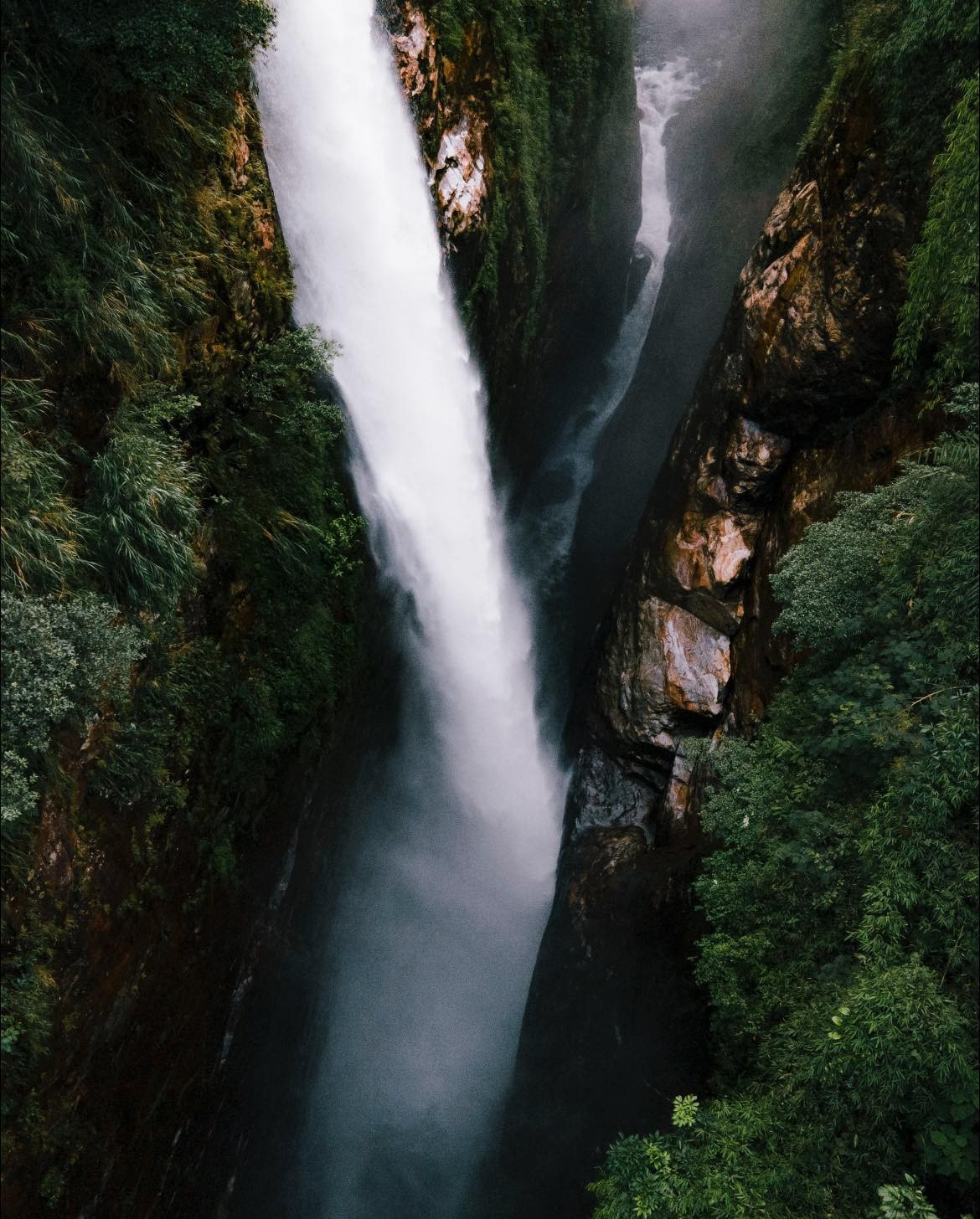 Điều đặc biệt khiến Thác Rồng Trung Lèng Hồ vẫn giữ được vẻ đẹp hoang sơ chính là vì nơi đây chưa bị tác động mạnh bởi du lịch. Ảnh Blog của Rọt
