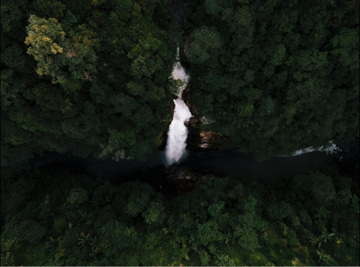 Thác Rồng Trung Lèng Hồ nằm ở huyện Bát Xát, tỉnh Lào Cai, giữa hai thôn Trung Hồ và Pờ Hồ Thấp. Dòng nước mạnh mẽ từ trên cao đổ xuống tạo nên một cảnh quan tuyệt đẹp, tiếng thác đổ vang dội từ xa, như lời rồng gầm thét. Ảnh Blog của Rọt