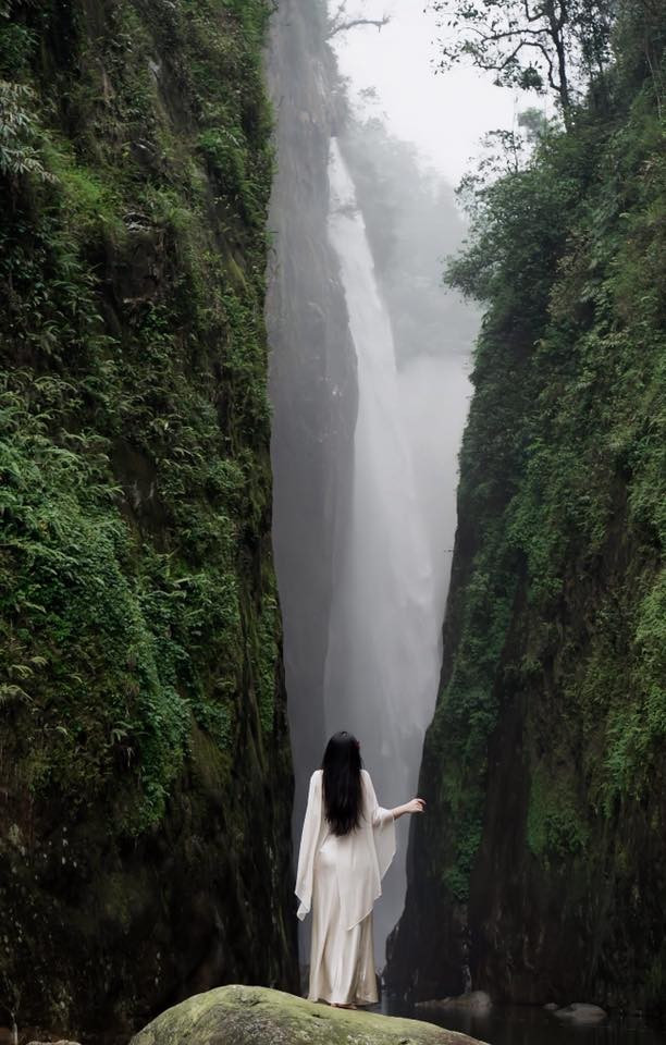 Thác Rồng Trung Lèng Hồ là điểm đến lý tưởng cho những ai yêu thích sự mộc mạc, hoang sơ và hùng vĩ của thiên nhiên.Ảnh Check in Việt Nam