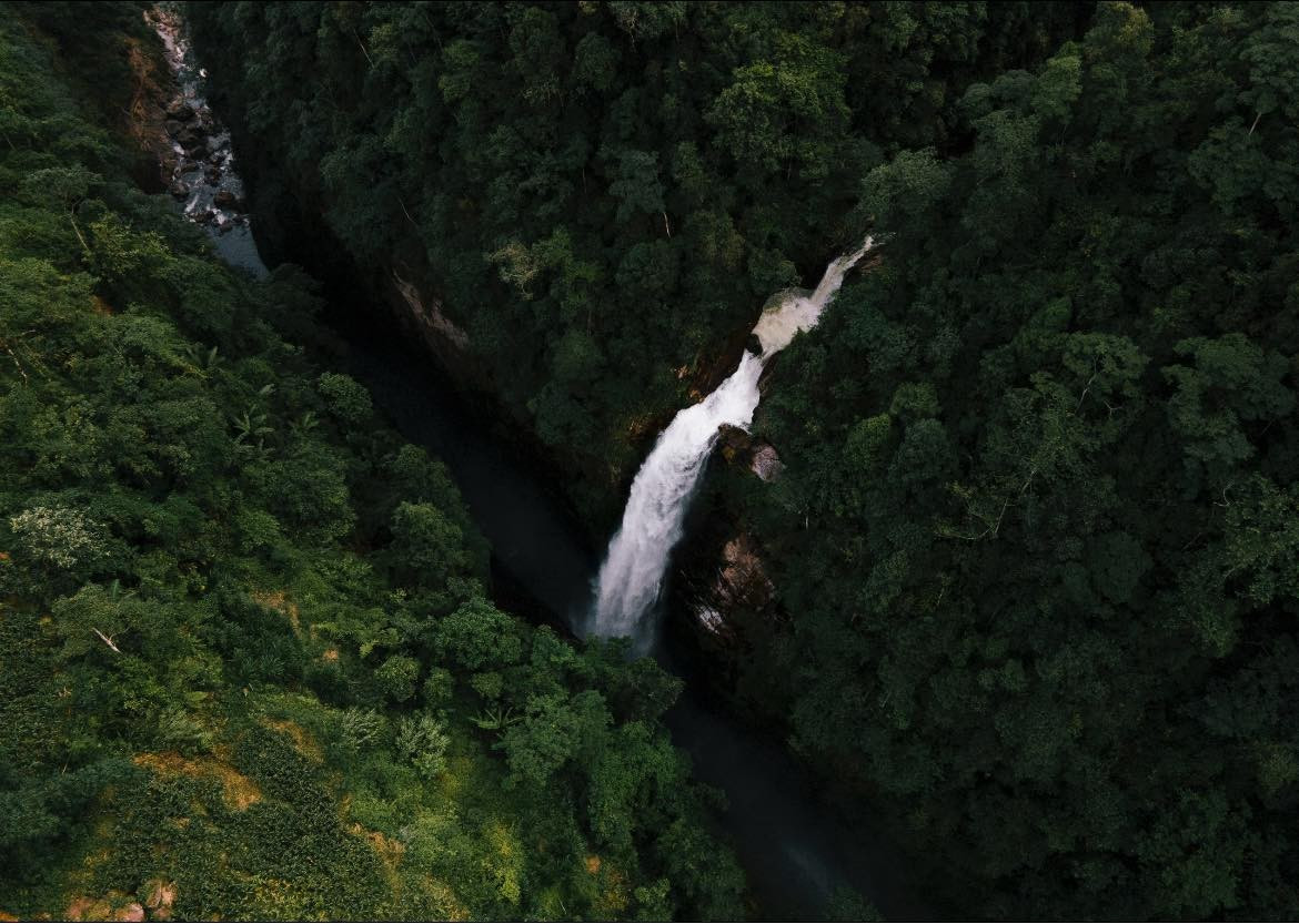 Khi tiếp cận gần hơn, du khách sẽ cảm nhận được sức mạnh của thác qua từng hạt nước văng tung tóe, lạnh buốt và đầy sức hút. Đứng gần chân thác, du khách như bị cuốn vào dòng nước đang sầm sập đổ xuống, cảm nhận được sự mát lạnh và sức mạnh tuyệt vời của thiên nhiên. Ảnh Blog của Rọt