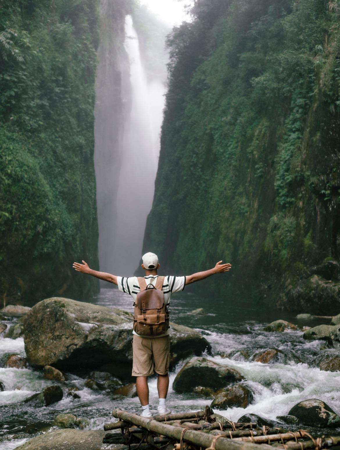 Các hoạt động chủ yếu của du khách là khám phá cảnh đẹp, chụp ảnh, hoặc đơn giản là thư giãn, ngồi bè ngắm thác. Những ai yêu thích sự trải nghiệm mạnh mẽ có thể tham gia các hoạt động như leo thác hay tắm suối. Tuy nhiên, leo thác đòi hỏi sức khỏe tốt và dụng cụ chuyên nghiệp, cũng như sự hỗ trợ của người dân địa phương. Ảnh Blog của Rọt