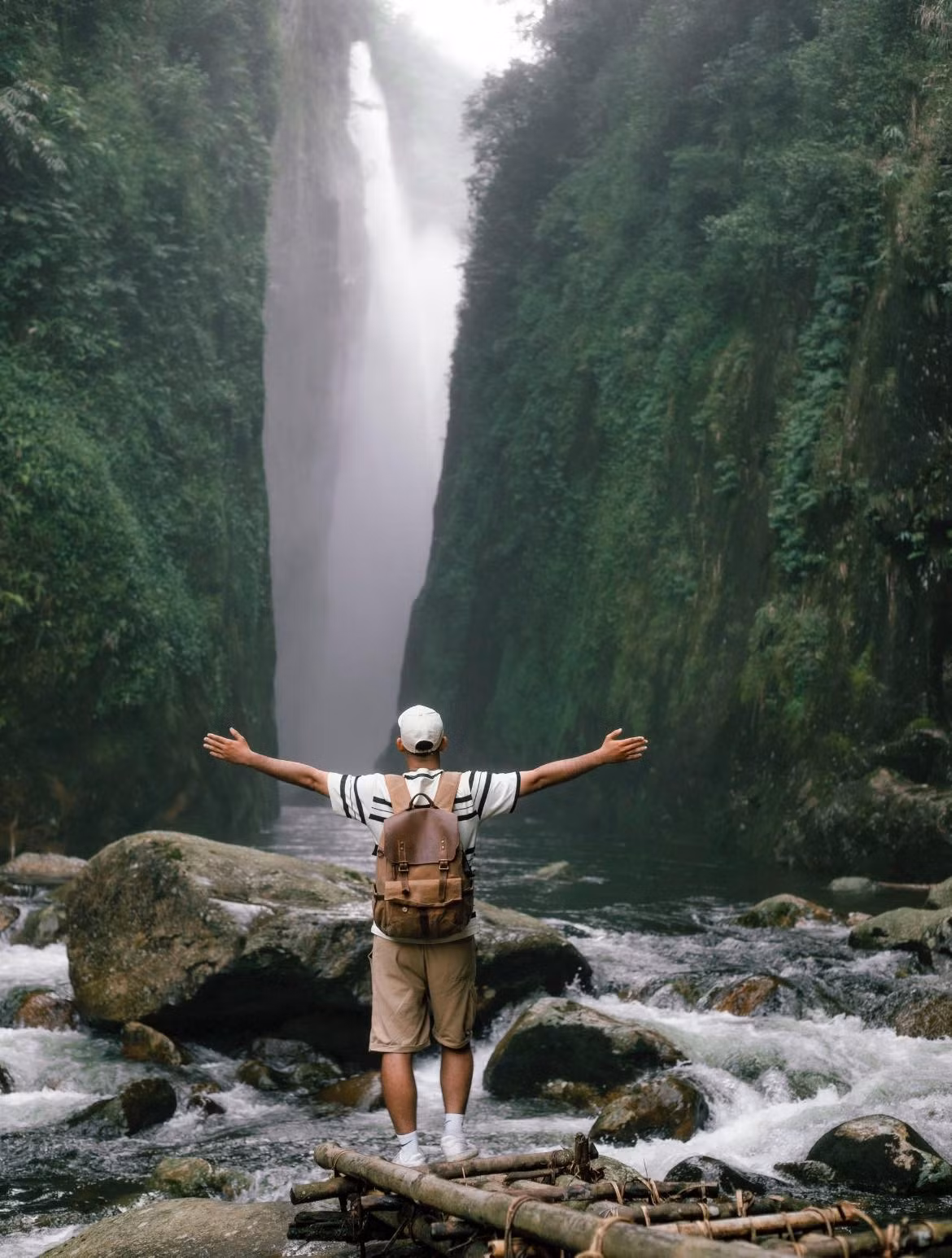 Các hoạt động chủ yếu của du khách là khám phá cảnh đẹp, chụp ảnh, hoặc đơn giản là thư giãn, ngồi bè ngắm thác. Những ai yêu thích sự trải nghiệm mạnh mẽ có thể tham gia các hoạt động như leo thác hay tắm suối. Tuy nhiên, leo thác đòi hỏi sức khỏe tốt và dụng cụ chuyên nghiệp, cũng như sự hỗ trợ của người dân địa phương. Ảnh Blog của Rọt