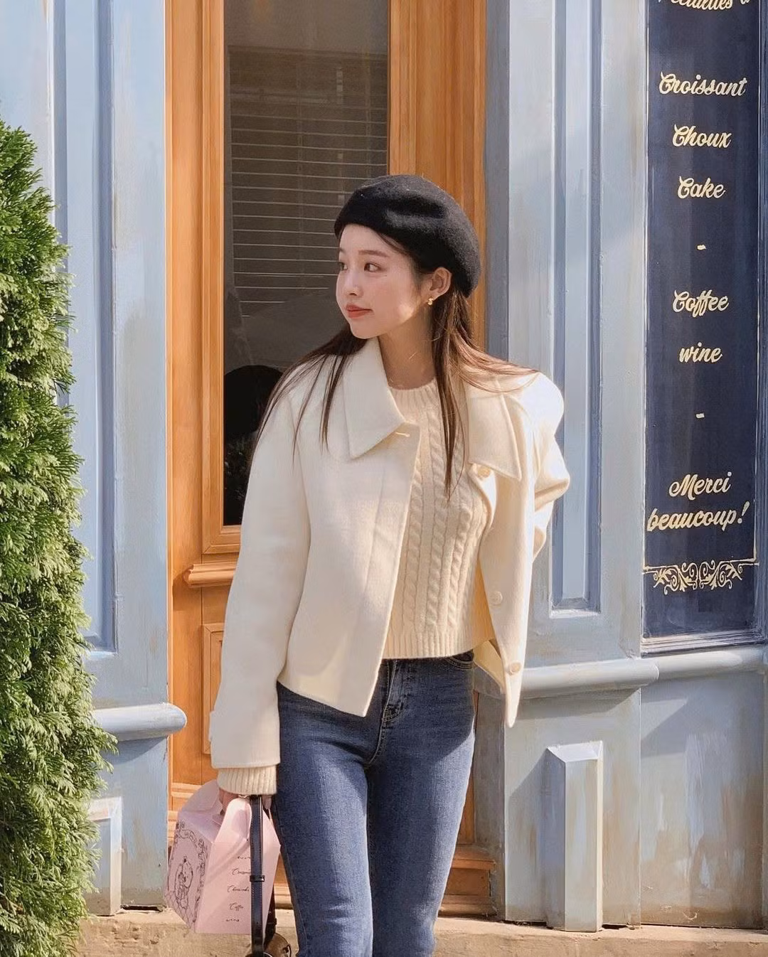 Combo áo dạ lửng phối cùng quần dài là lựa chọn kinh điển cho mùa đông. Áo dạ lửng với các gam màu trung tính như đen, camel hay xám mang đến vẻ ngoài sang trọng, còn quần dài ôm hoặc quần âu giúp giữ ấm và trông chỉn chu. Ảnh minh họa