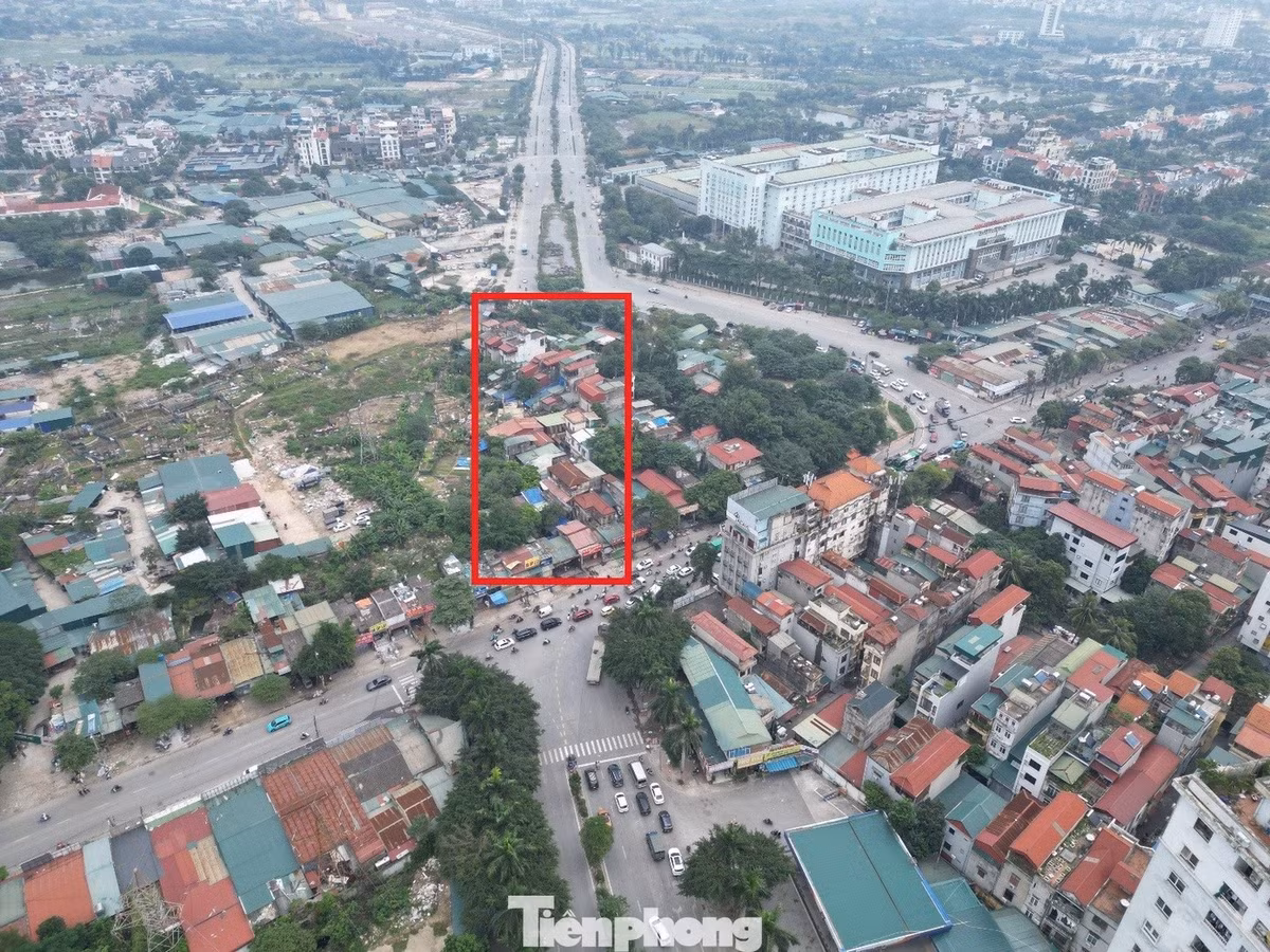 Tuy nhiên đến nay, tuyến đường dài 2,5 km rộng 10 làn xe đã hoàn thành 5 năm, nhưng nút giao xây cầu vượt (khung đỏ) cuối tuyến chưa xong, công trường dở dang, chưa phát huy hết giá trị, hiệu quả đầu tư.