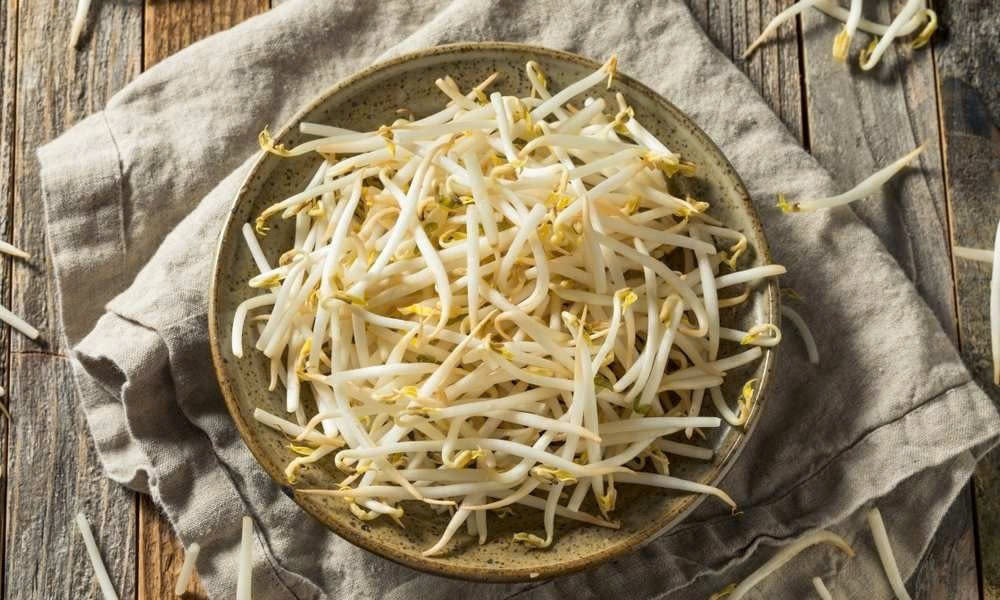 Đặc biệt, giá đỗ còn là “bí quyết làm đẹp” quen thuộc. Vitamin E và C cùng hợp chất chống oxy hóa giúp da sáng khỏe, chống lão hóa và giảm mụn. Silica trong giá đỗ hỗ trợ thải độc, giúp tóc chắc khỏe, giảm gãy rụng. Ảnh minh họa