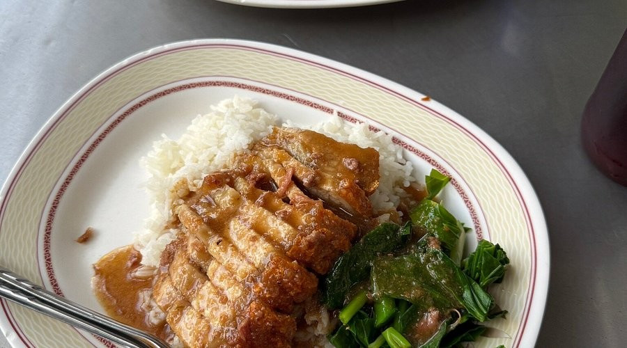 Cách đó không xa, Nai Ek Roll Noodle luôn đông khách với món bánh canh thịt quay. Bì heo giòn rụm, thịt mềm, nước súp chua cay đặc trưng, ăn kèm lòng, mề đúng kiểu Hoa – Thái, khiến nhiều du khách sẵn sàng đứng chờ đến lượt. Ảnh tripadvisor