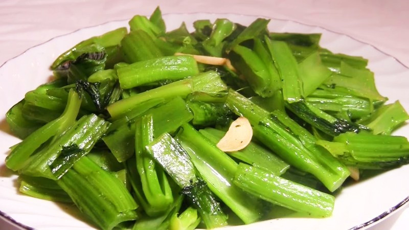 Trong 100 gram cải bẹ xanh có khoảng 384 mg kali, cùng hàm lượng magiê và canxi giúp điều hòa nhịp tim và ổn định huyết áp. Theo tạp chí Nutrients, chế độ ăn giàu kali từ rau xanh như cải bẹ xanh giúp tăng bài tiết natri qua nước tiểu, làm giảm áp lực máu trong thành mạch. Ảnh minh hoạ