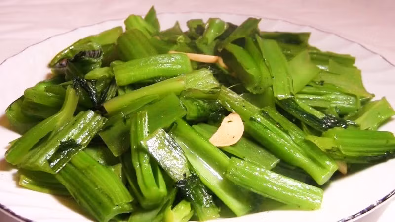 Trong 100 gram cải bẹ xanh có khoảng 384 mg kali, cùng hàm lượng magiê và canxi giúp điều hòa nhịp tim và ổn định huyết áp. Theo tạp chí Nutrients, chế độ ăn giàu kali từ rau xanh như cải bẹ xanh giúp tăng bài tiết natri qua nước tiểu, làm giảm áp lực máu trong thành mạch. Ảnh minh hoạ