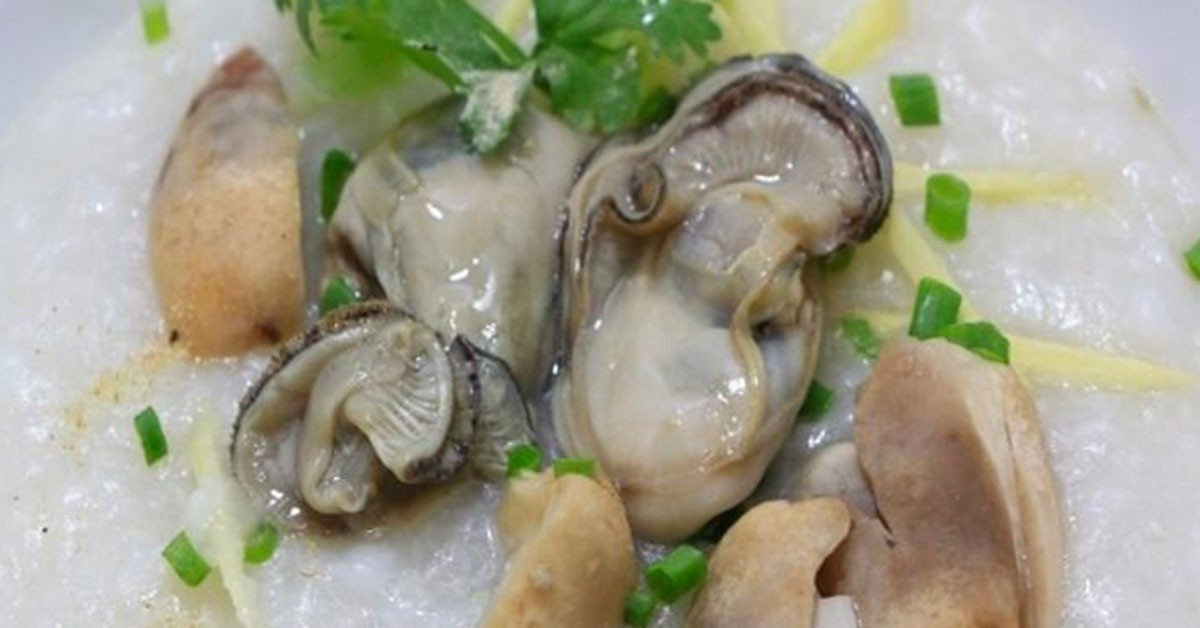 Hàu giúp tăng cường hệ miễn dịch nhờ hàm lượng kẽm dồi dào. Chỉ một khẩu phần 100g hàu đã có thể cung cấp lượng kẽm vượt xa nhu cầu khuyến nghị mỗi ngày, hỗ trợ hoạt động của tế bào bạch cầu và tăng khả năng chống lại các tác nhân gây nhiễm trùng. Bên cạnh đó, selen và đồng trong hàu cũng góp phần củng cố “hàng rào” bảo vệ cơ thể. Ảnh minh họa