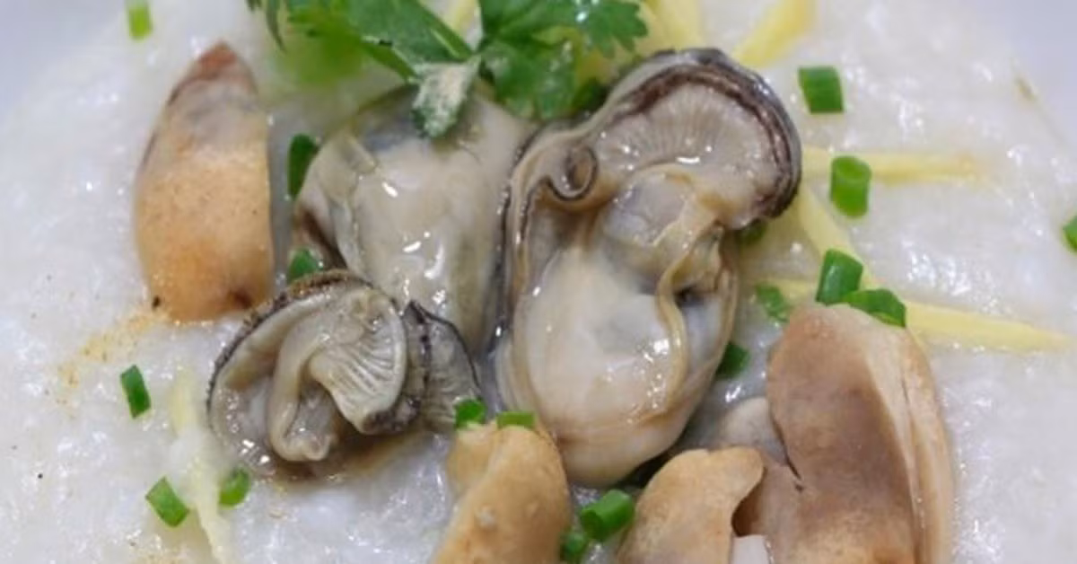 Hàu giúp tăng cường hệ miễn dịch nhờ hàm lượng kẽm dồi dào. Chỉ một khẩu phần 100g hàu đã có thể cung cấp lượng kẽm vượt xa nhu cầu khuyến nghị mỗi ngày, hỗ trợ hoạt động của tế bào bạch cầu và tăng khả năng chống lại các tác nhân gây nhiễm trùng. Bên cạnh đó, selen và đồng trong hàu cũng góp phần củng cố “hàng rào” bảo vệ cơ thể. Ảnh minh họa