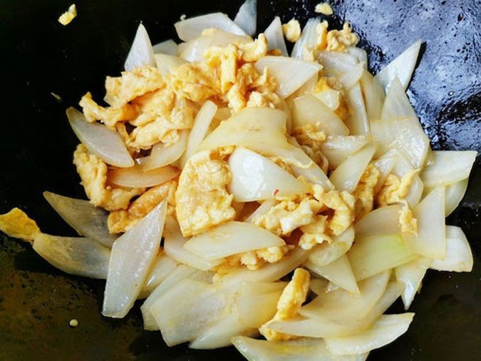 Một món đơn giản mùa đông là hành tây thái sợi, trộn với chút muối, giấm, rau mùi và vài giọt dầu mè, vừa ngon miệng vừa tăng sức đề kháng. Ảnh minh họa