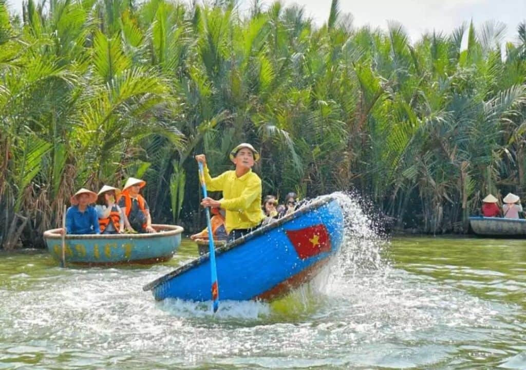 Không chỉ là màn biểu diễn giải trí, múa thúng trên hồ Bảy Mẫu còn là cách người dân kể câu chuyện về văn hóa sông nước xứ Quảng. Sau tiết mục, du khách có thể trực tiếp trải nghiệm chèo thúng, thử quăng chài, giăng lưới hay nghe kể về cuộc sống của cư dân vùng cửa sông ven biển. Sự gần gũi và chân thực ấy giúp hành trình khám phá rừng dừa Cẩm Thanh trở nên trọn vẹn hơn. Ảnh Internet