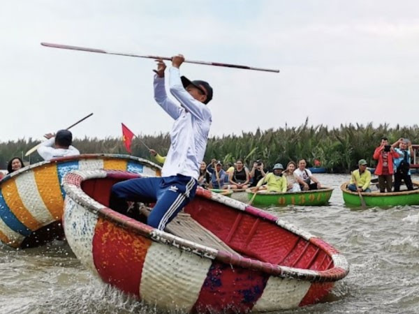 Trên mặt nước, chiếc thúng tròn liên tục xoay vòng, chao nghiêng theo nhịp hò dân gian nhưng vẫn giữ được sự thăng bằng đáng kinh ngạc. Ảnh ReviewHoiAn