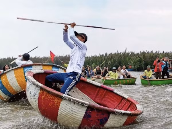 Trên mặt nước, chiếc thúng tròn liên tục xoay vòng, chao nghiêng theo nhịp hò dân gian nhưng vẫn giữ được sự thăng bằng đáng kinh ngạc. Ảnh ReviewHoiAn