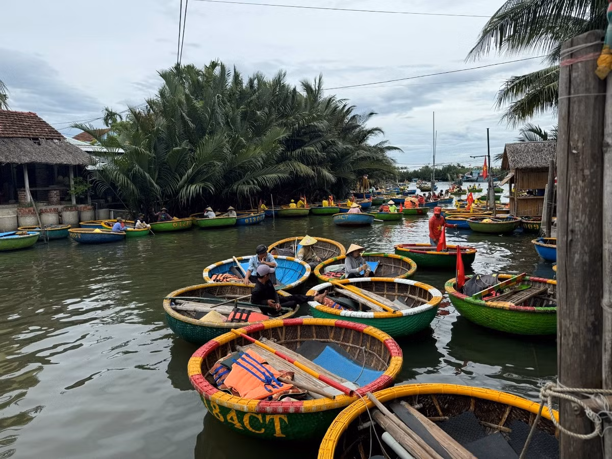 Không gian sông nước thanh bình hòa quyện với câu hò xứ Quảng vang vọng trên mặt hồ, len lỏi qua từng khóm dừa rậm rạp, tạo nên bức tranh thiên nhiên mộc mạc mà cuốn hút. Ảnh Diệu Liên