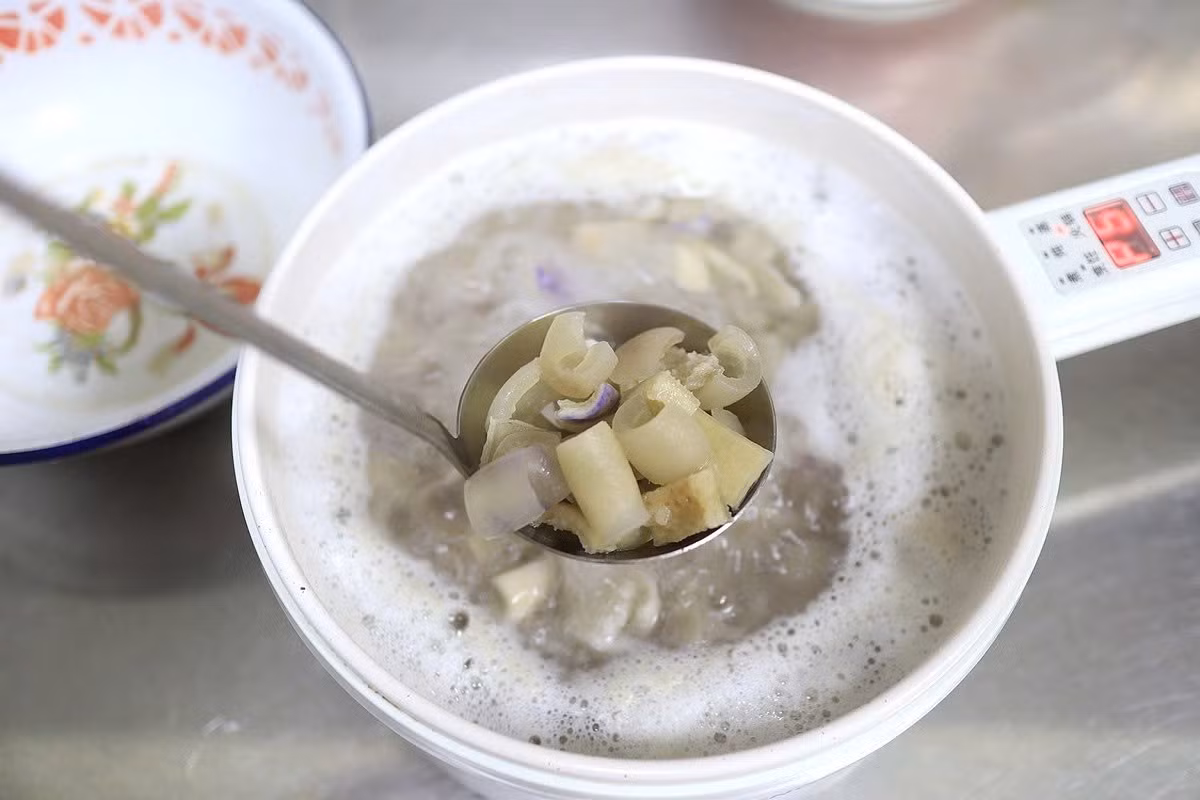 Trước tiên, bì lợn cần được rửa sạch và cạo bớt mỡ thừa để lớp da mịn màng. Cho bì lợn vào nồi cùng hành lá, lát gừng và rượu nấu ăn, đun sôi trong khoảng 20 phút để khử mùi hôi và làm mềm da. Ảnh minh họa