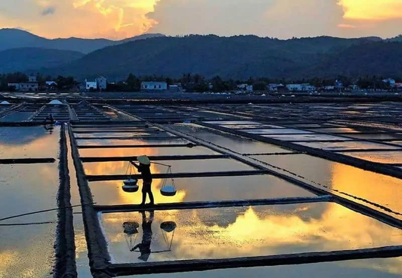 Từ việc trải đều nước biển lên ruộng muối, chờ đợi muối kết tinh dưới ánh nắng đến khéo léo thu hoạch từng hạt muối, mọi công đoạn đều đòi hỏi sự tỉ mỉ và kiên nhẫn.