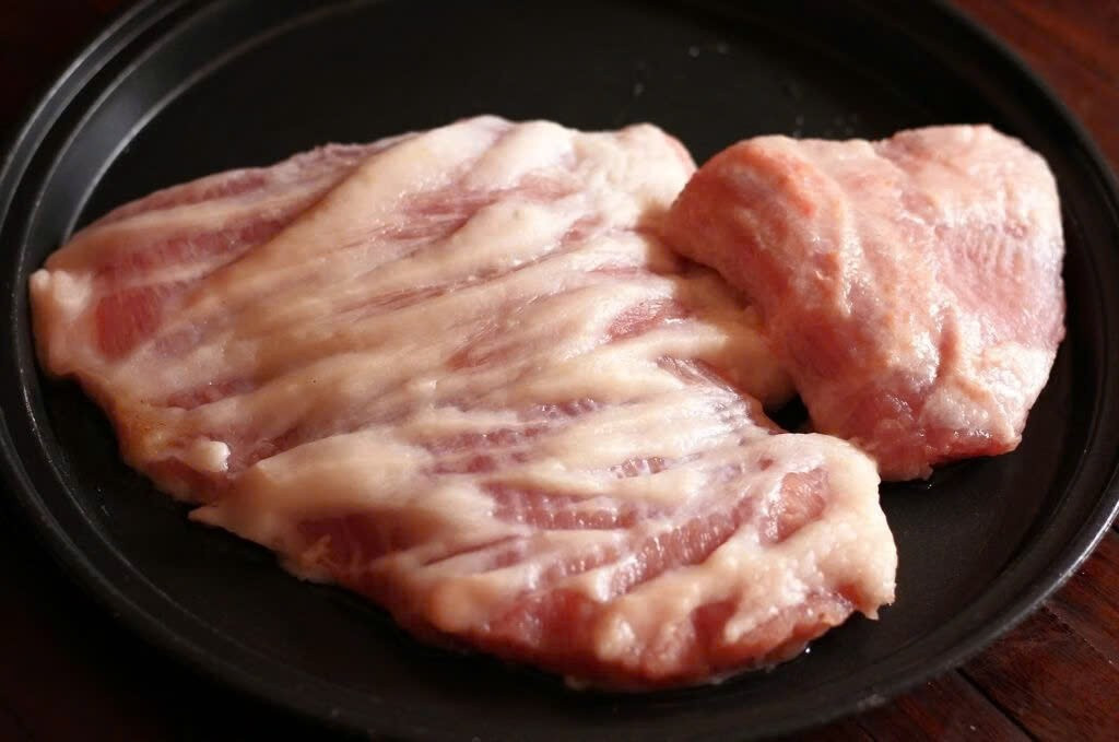 Thịt lợn nọng là phần thịt má ngoài hoặc mỡ gáy được nhiều người ưa chuộng nhờ độ giòn và vị béo đặc trưng. Ảnh minh họa