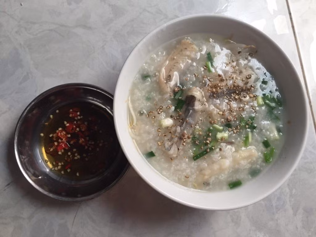 Từ một loài cá dân dã, cá khoai ngày nay đã trở thành lựa chọn quen thuộc trong bữa ăn của nhiều gia đình nhờ hương vị dễ ăn và hàng loạt lợi ích cho sức khỏe. Việc bổ sung cá khoai vào thực đơn hằng tuần, kết hợp với lựa chọn nguồn thực phẩm an toàn, không chỉ giúp bữa cơm thêm phong phú mà còn góp phần bảo vệ và nâng cao sức khỏe lâu dài cho cả gia đình. Ảnh minh họa