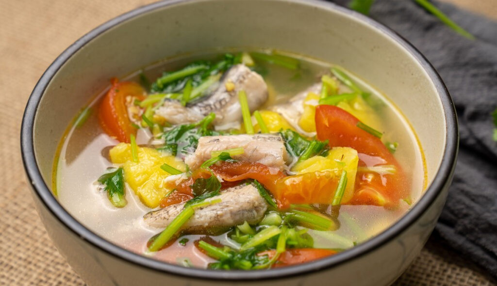 Tuy nhiên, để tận dụng trọn vẹn giá trị dinh dưỡng của cá khoai, người tiêu dùng cần biết cách chọn cá tươi, tránh mua phải cá bị tẩm hóa chất. Cá khoai tươi thường có thân màu xám bạc, hơi trong, còn lớp nhớt tự nhiên và ánh nhũ nhẹ. Mắt cá trong, sáng, mang có màu đỏ tươi và không có mùi lạ. Khi ấn tay vào thân cá, cá có độ đàn hồi tốt, không bị nhũn. Ngược lại, cá khoai bị ngâm hóa chất thường có vẻ ngoài quá tươi, thân mềm, mùi khai bất thường, màu sắc không đồng đều, phần đuôi hoặc thân có thể sậm màu hơn bình thường. Ảnh minh họa