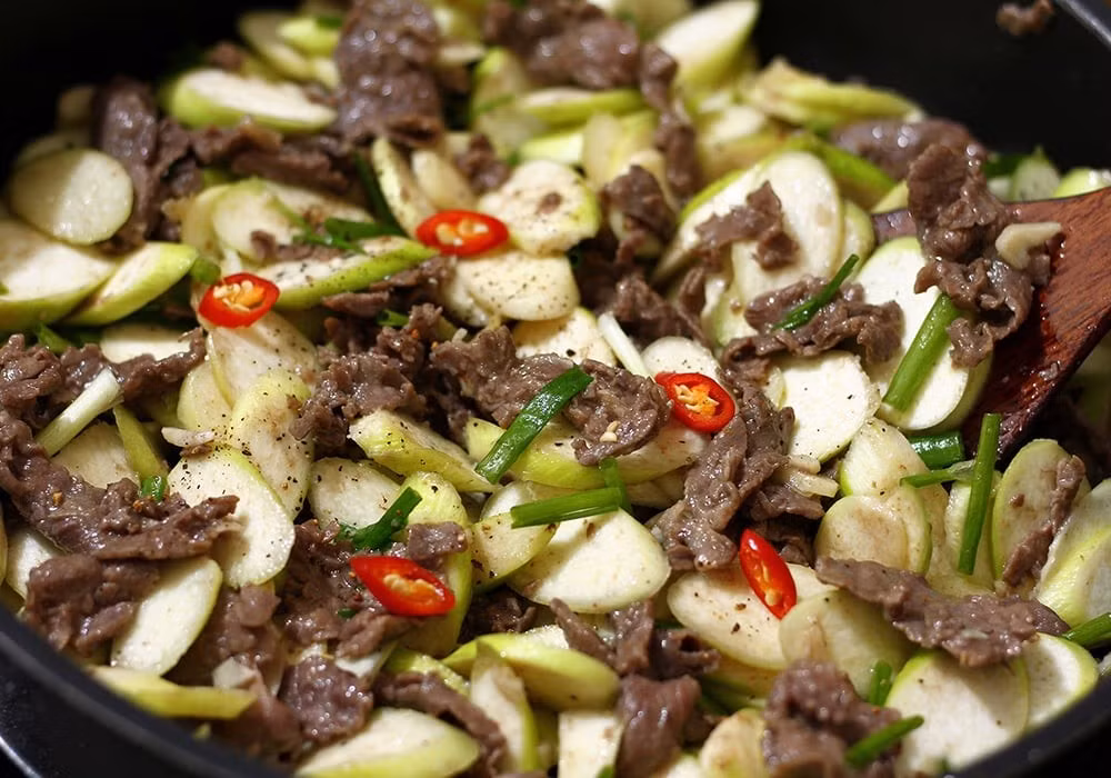 Trong các món từ niễng, niễng xào thịt bò là cách chế biến được nhiều gia đình ưa chuộng bởi vừa giữ được độ giòn ngọt, vừa hòa quyện với vị mềm thơm của thịt bò. Ảnh minh họa