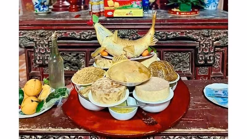 Trên mâm cỗ, cá “nằm võng” được đặt ở vị trí trang trọng nhất, với ý nghĩa cầu mong sự trường thọ, bách niên giai lão cho các bậc trưởng lão và con cháu. Ảnh Báo Nhân Dân