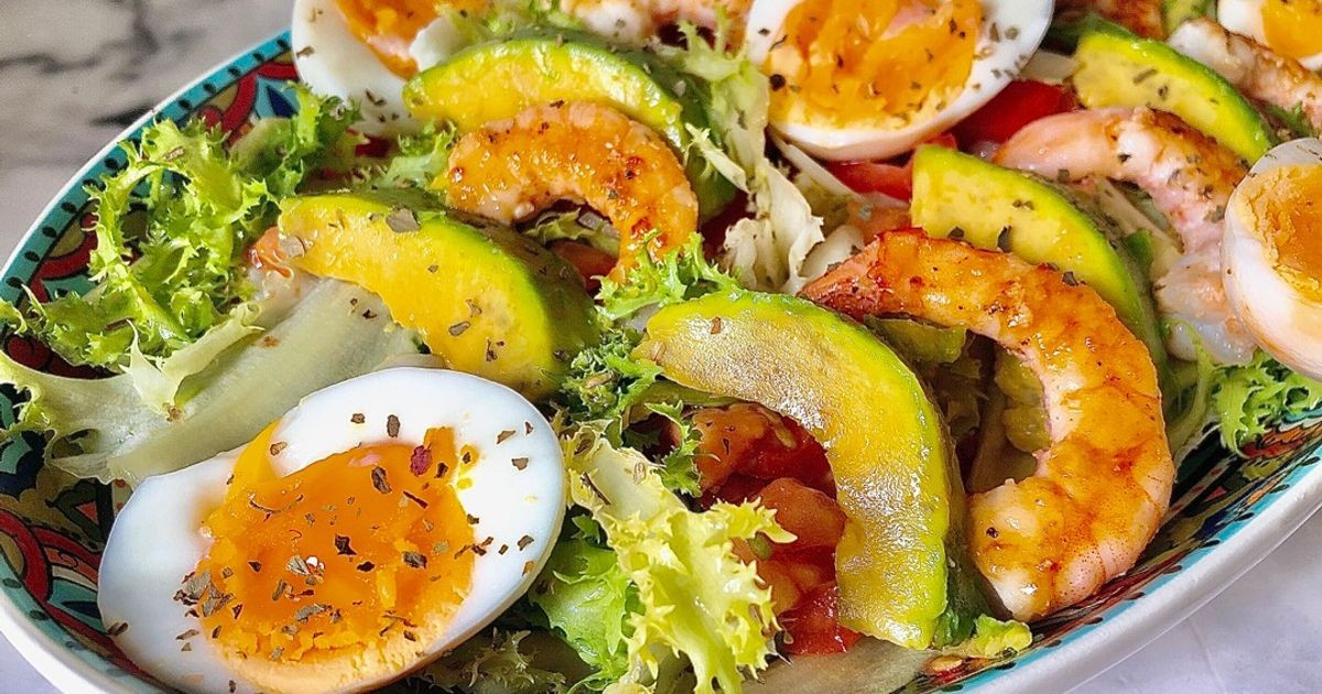 Bơ có thể dùng trong salad, sinh tố, hoặc ăn trực tiếp cùng một chút mật ong hoặc hạt, trở thành lựa chọn tuyệt vời cho người muốn cải thiện sức khỏe não bộ. Ảnh minh họa