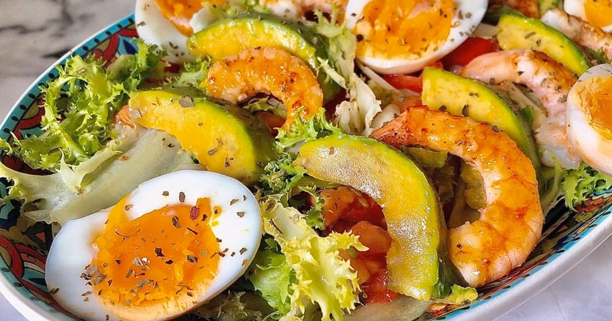 Bơ có thể dùng trong salad, sinh tố, hoặc ăn trực tiếp cùng một chút mật ong hoặc hạt, trở thành lựa chọn tuyệt vời cho người muốn cải thiện sức khỏe não bộ. Ảnh minh họa