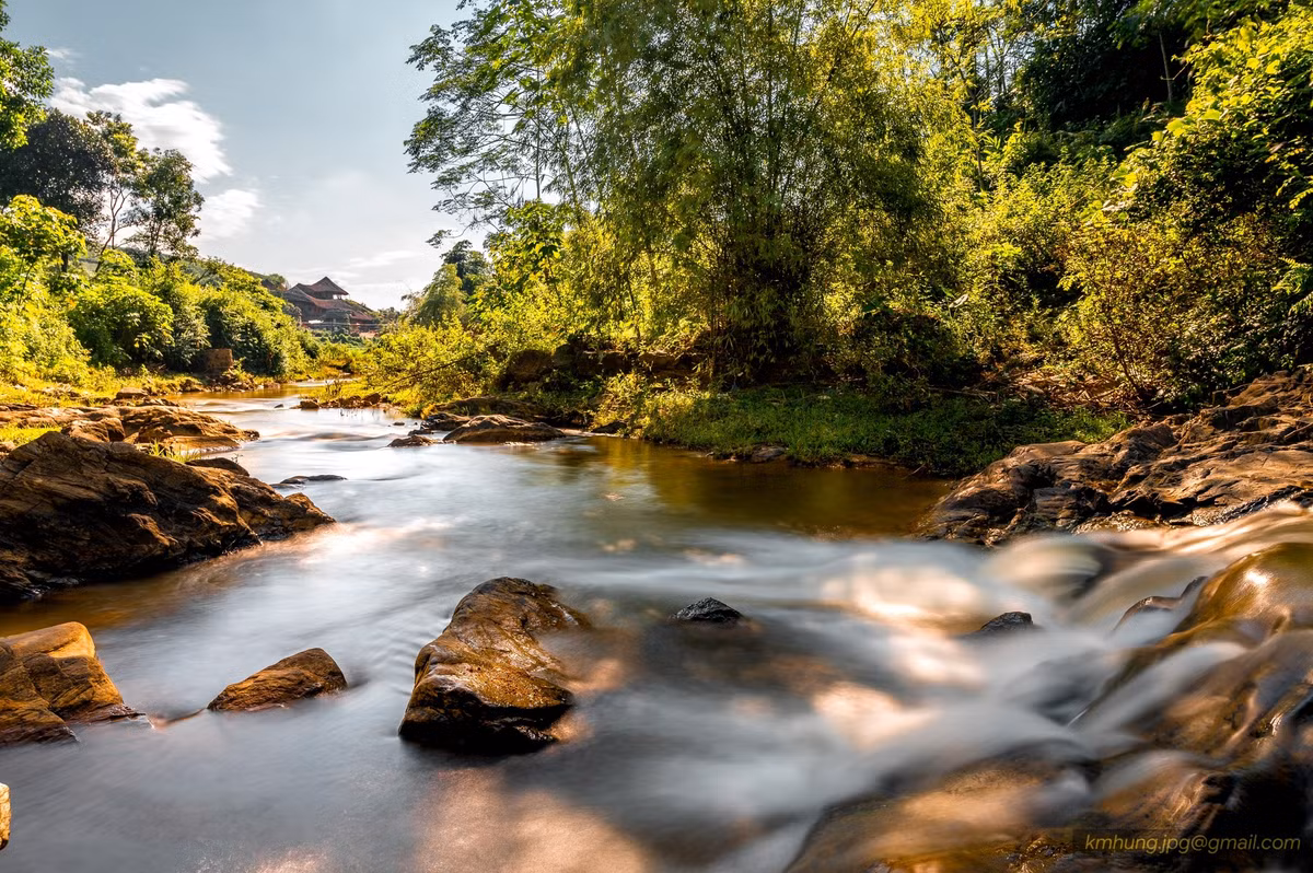 Các tour này còn thường xuyên kết hợp các địa điểm tham quan nổi bật khác trong khu vực, như suối khoáng Thanh Thủy, tạo thành một hành trình đa dạng và đáng nhớ. Ảnh Kim Hưng
