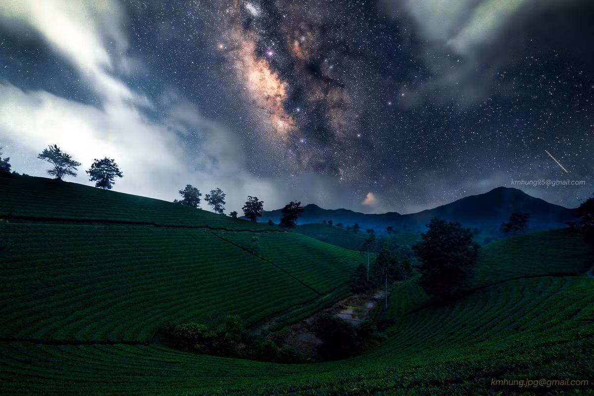 Vào những đêm trời quang, bầu trời đêm Long Cốc như một bức tranh sống động, với vô số ngôi sao lấp lánh, trong đó nổi bật nhất là dải Ngân Hà kéo dài vắt ngang bầu trời. Ảnh Kim Hưng