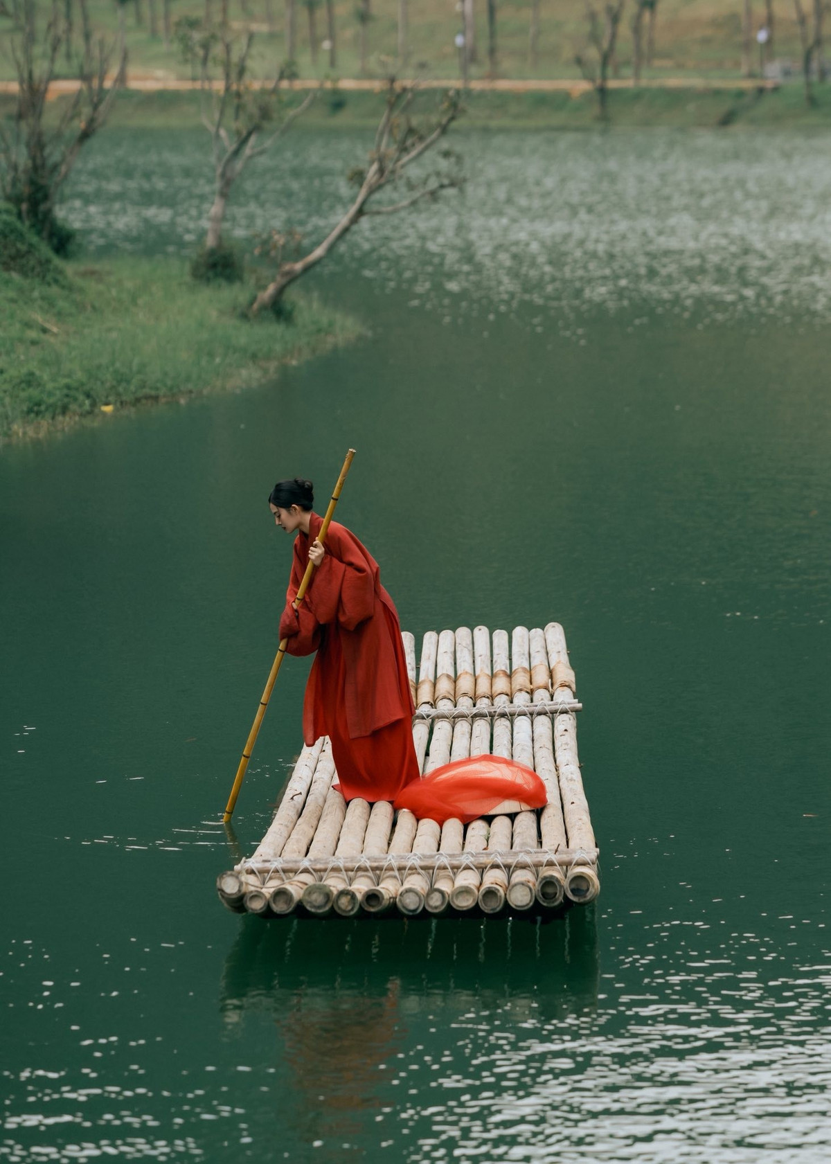 Toàn bộ thung lũng được bao bọc bởi các dãy núi đá vôi sừng sững, bên trong là những hồ nước phẳng lặng xen kẽ thảm cỏ xanh, tạo nên khung cảnh yên bình, tĩnh tại, gần như tách biệt khỏi nhịp sống ồn ào bên ngoài. Ảnh Tuan Anhi
