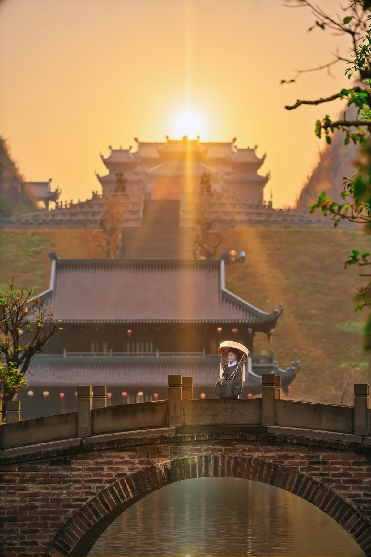 Nhiều du khách không ngại mang theo cổ phục, áo dài truyền thống để ghi lại những khoảnh khắc mang màu sắc hoài cổ. Chỉ cần đứng giữa thung lũng, phía sau là núi đá, phía trước là mặt nước tĩnh lặng, mỗi bức ảnh đều toát lên vẻ đẹp trầm mặc, nên thơ. Ảnh Lê Xuân Bách