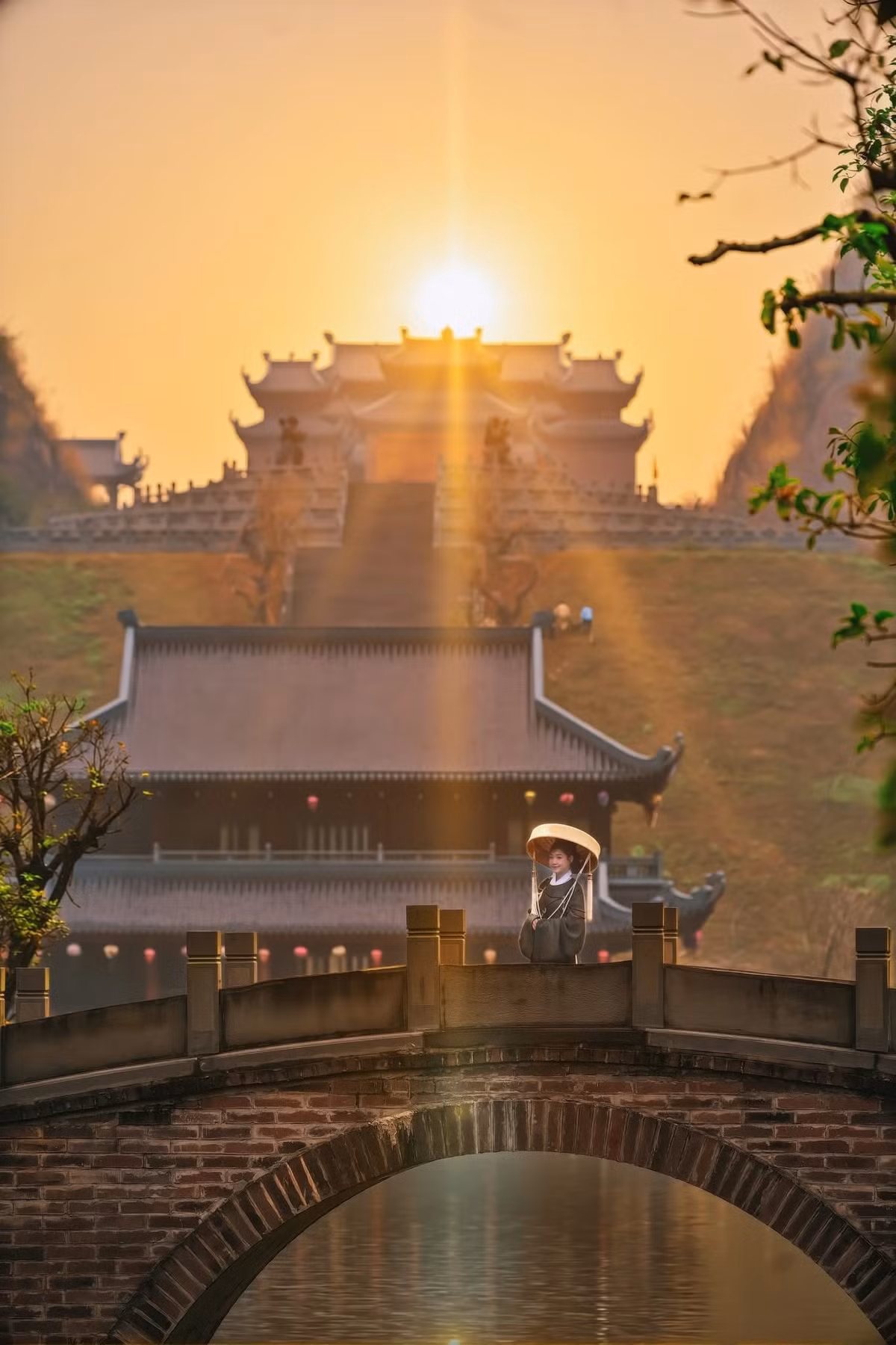 Nhiều du khách không ngại mang theo cổ phục, áo dài truyền thống để ghi lại những khoảnh khắc mang màu sắc hoài cổ. Chỉ cần đứng giữa thung lũng, phía sau là núi đá, phía trước là mặt nước tĩnh lặng, mỗi bức ảnh đều toát lên vẻ đẹp trầm mặc, nên thơ. Ảnh Lê Xuân Bách