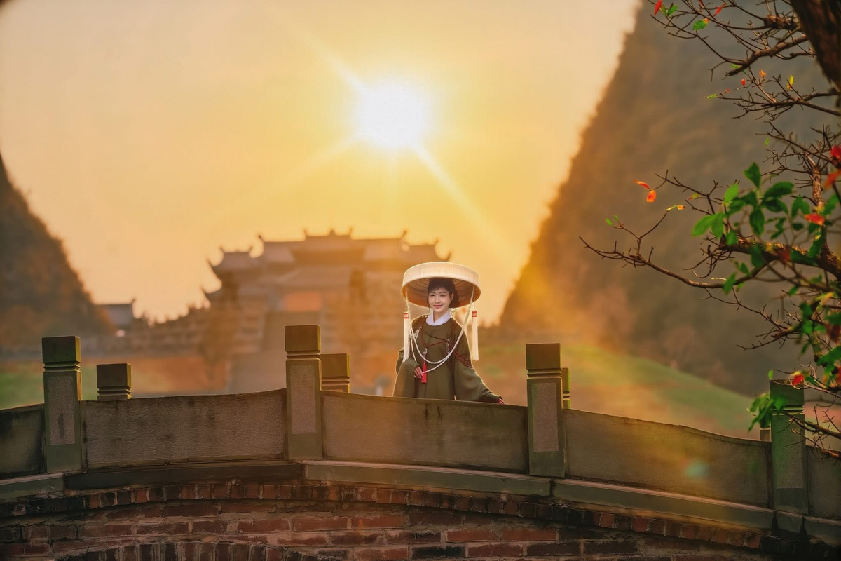 Giữa quần thể núi đá vôi hùng vĩ của vùng đất cố đô, Thung Ui đang nổi lên như một “viên ngọc ẩn” mới của du lịch Ninh Bình. Vẻ đẹp hoang sơ, trầm mặc cùng không gian đậm màu sắc lịch sử khiến nơi đây được ví như bối cảnh bước ra từ những thước phim cổ trang. Ảnh Lê Xuân Bách