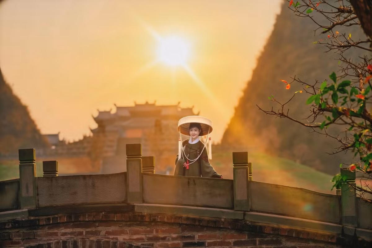 Giữa quần thể núi đá vôi hùng vĩ của vùng đất cố đô, Thung Ui đang nổi lên như một “viên ngọc ẩn” mới của du lịch Ninh Bình. Vẻ đẹp hoang sơ, trầm mặc cùng không gian đậm màu sắc lịch sử khiến nơi đây được ví như bối cảnh bước ra từ những thước phim cổ trang. Ảnh Lê Xuân Bách